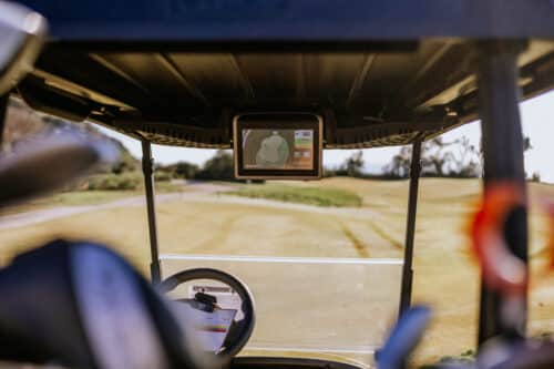 Un appareil GPS dans une voiturette de golf